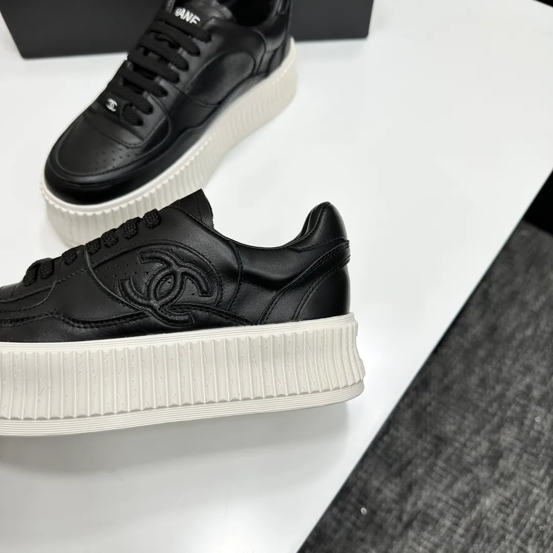 👟👟Ex-factory price 560👟👟Chanel Panda Shoes! 2025 counter's top casual sports shoes. This classic design; the upper is electro-embroidered with a variety of techniques; the outsole is fashionable and sporty; the unusual inclusion of a variety of color matching elements... The diversified mix and match is very good-looking and versatile, and can be used for leisure, fashion, sports, and outdoor... ꫛꫀꪝ Go➫ Materials: ❶Upper made of: original imported first-layer silk cowhide + original waterproof cloth + original first-layer cowhide ❷Inner lining: Breathable mesh ❸ Outsole based on: original TPU combination outsole, full set of boutique packaging for women 35–41